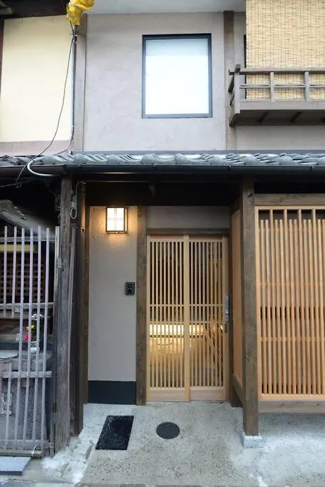 Jr京都駅徒歩10分。お風呂が素敵な貸切京町家。6人まで最適。 0*, Киото Япония